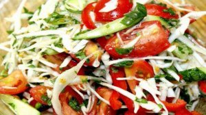 Салат из капусты с черри и перцем