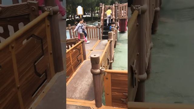 Дети играют в парке cocuklar oğul#babyshark#disney#cars#childhood#childrens#дети#игры#машинки#парк смотреть онлайн