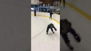 backward skating /дети прикалываются на катке