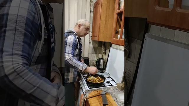 жареная картошка 🤗 #жареннаякартошка смотреть онлайн