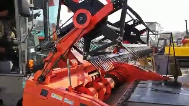 Тестовый запуск зерновой комбайн Kubota SRH1400 смотреть онлайн
