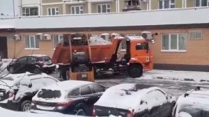 Минипогрузчик убирает снег и грузит в самосвал. Москва заснеженная. Январь 2022