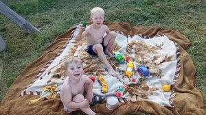 ДЕРЕВЕНСКАЯ ЖИЗНЬ // Шикарная погода // Дети помогают в огороде // Загораем