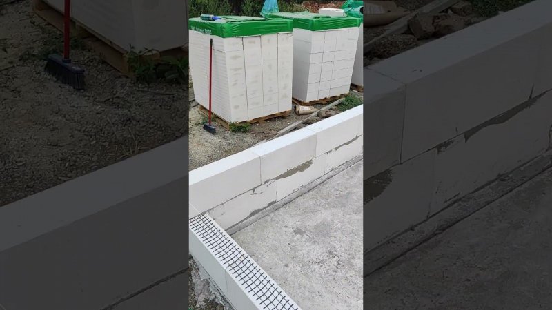Второй ряд блоков почти готов