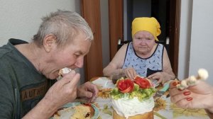 Едим Пасхальный кулич.