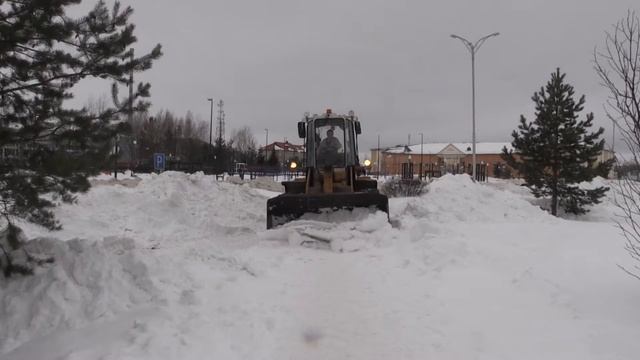 Очистка дворов и улиц Лангепаса от снега. 2022.03.18 смотреть онлайн