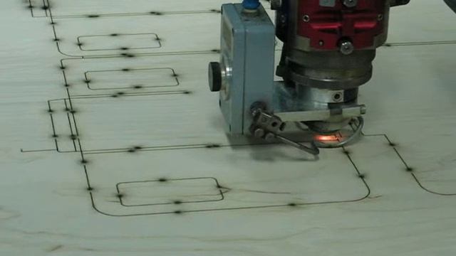Лазер режет плоскую штанцформу