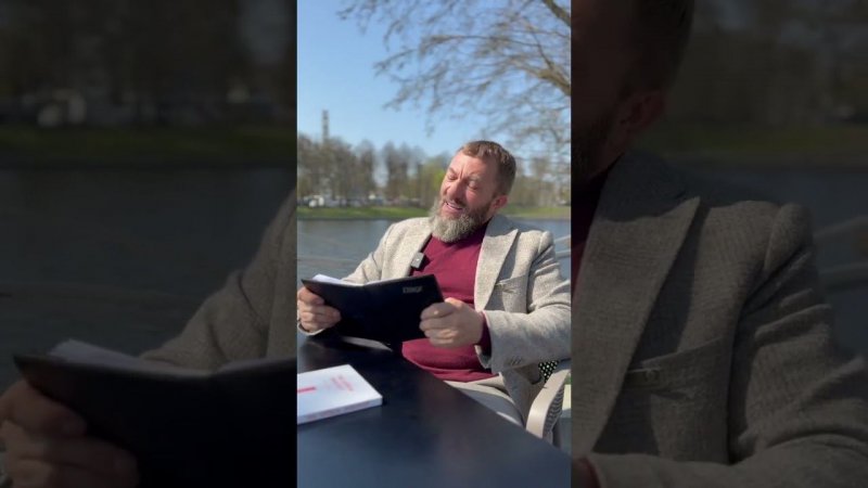 Смотрю на фото бабушки, Как нежности глоток. И вместо тех оладушек, Держу её платок. Скучаю...