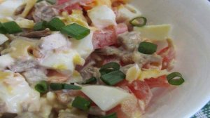 Салат из отварной говядины с помидором