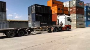 Кальмар снимает контейнер с контейнеровоза