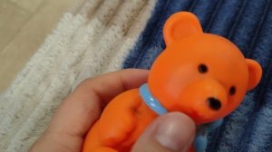 играем в детскую резиновую игрушку мишку для малышей