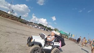 Лёва на море. Катаемся по пляжу, встречаем друзей