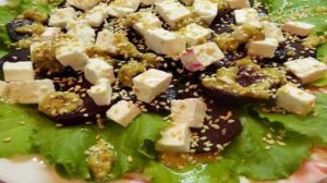 Свекольный салат с сыром и ореховой заправкой