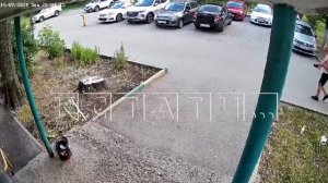 Жаркие разборки - сначала девушка напала на автомобиль, а потом хозяин автомобиля на девушку