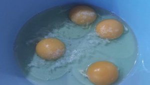 Салат из яичных блинчиков с маринованным луком