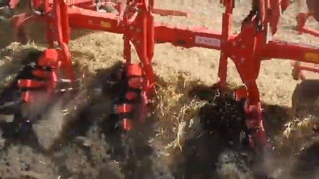 4 корпусной оборотный плуг UNLU в паре с трактором Case IH 140 MAXXUM (140 л.с.). Тимашевский район