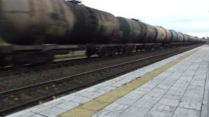 Низкий звук дизеля: 2ТЭ116УД-024 с цистернами Трансойл