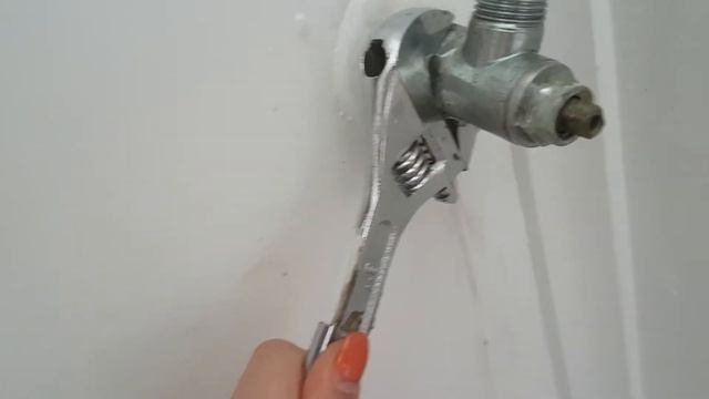 Make it Go - Changing the wall tap/cock on a toilet - cistern inlet смотреть онлайн