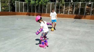 Как научиться кататься на роликах. Настя первый раз на роликах. Лайк Настя