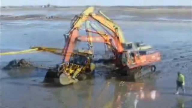 Maquinaria Pesada Rescatando Maquinaria Pesada heavy machinery helps heavy machinery