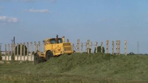 Кировец К-701 на трамбовке силоса