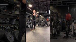 Взятие штанги с виса в стойку.