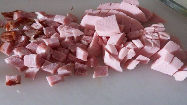 Салат с  консервированным горошком и малосольными огурцами