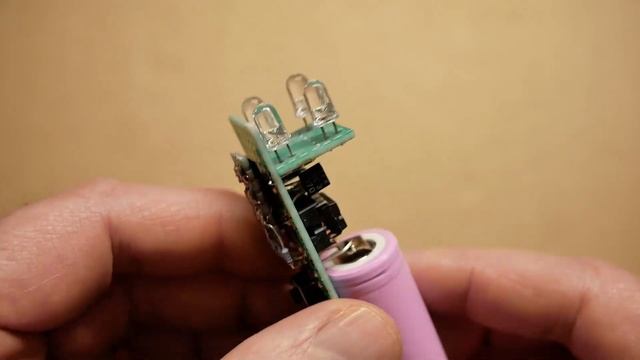 Selbst gebaute Taschenlampe mit Mikrocontroller смотреть онлайн