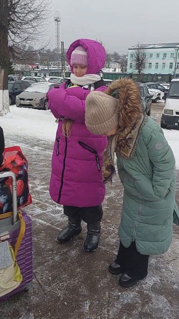 Игры и развлечения. Софья и Юлианна на вокзале в Смоленске. смотреть онлайн