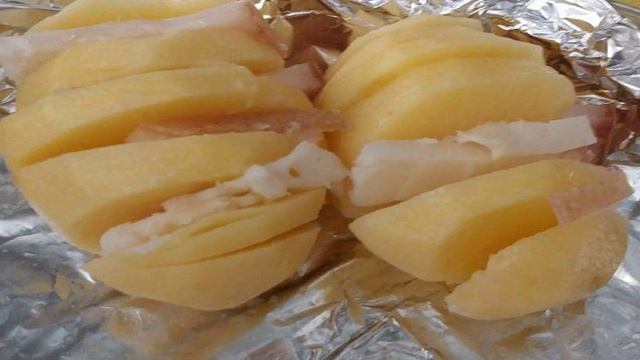 Запеченный картофель в фольге с деревенским салом
