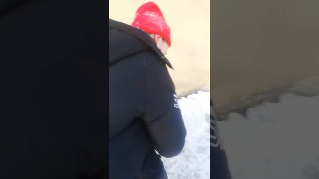 Сбиваем сосульки с крыши забора смотреть онлайн