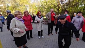 20.04.24г..."Завистницы"...Лидия Жукова... звучит на танцполе в Гомельском парке...
