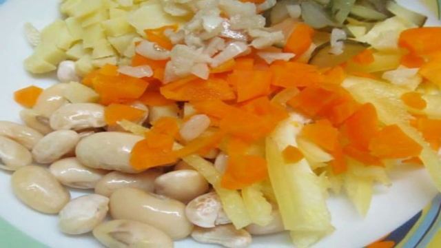 Салат из фасоли с печенным картофелем и перцем