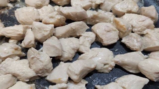 Куриное филе тушёное в сметане