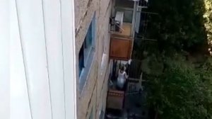 Сумасшедшая пенсионерка кричит с балкона