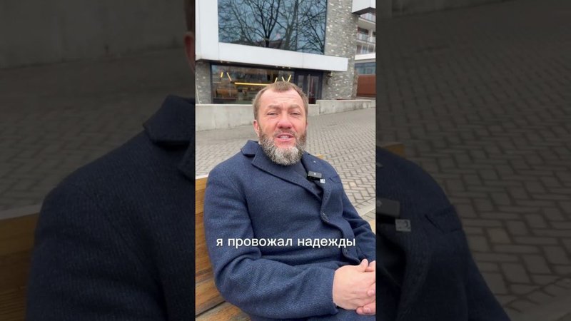 Кормой волны едва касаясь, Летит судьбы моей ковчег