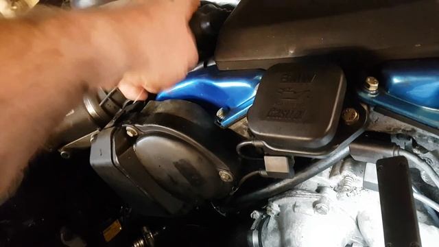 E31 BMW850 Crank Sensor Replacement part 2 смотреть онлайн