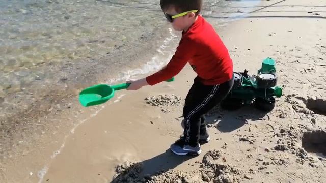Дети Весело Играют с Игрушками на Пляже или Как мы спасли Трактор!!! Даня и Нина влог