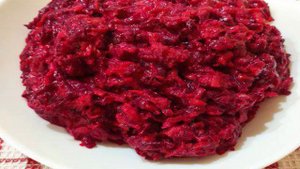 Салат из свеклы и моркови с чесноком горчицей и греческим йогуртом