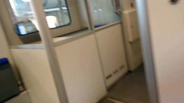 Железнодорожный вагон пассажирский со странной стеклянной будкой внутри Баварии Германии. смотреть онлайн