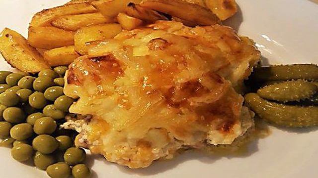 Свинина запеченная с ананасами под сырной корочкой
