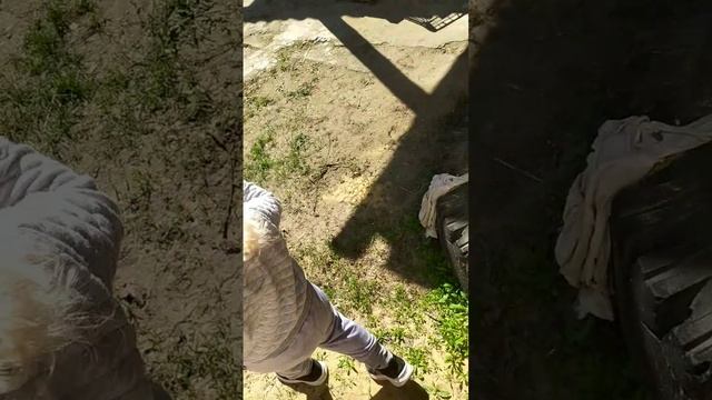 Во дворе гуляем с Лерочкой.
