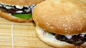 Булочка с овощами и грибной котлетой