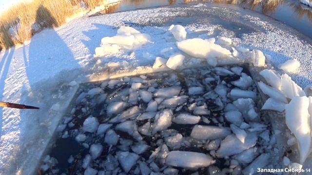 Пропилили лунку и ждали рыбу. Рыбалка на паук подъёмник зимой. смотреть онлайн