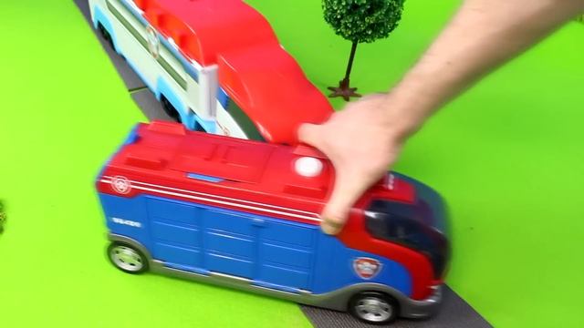 Paw Patrol Mission Cruiser und andere Spielzeugautos