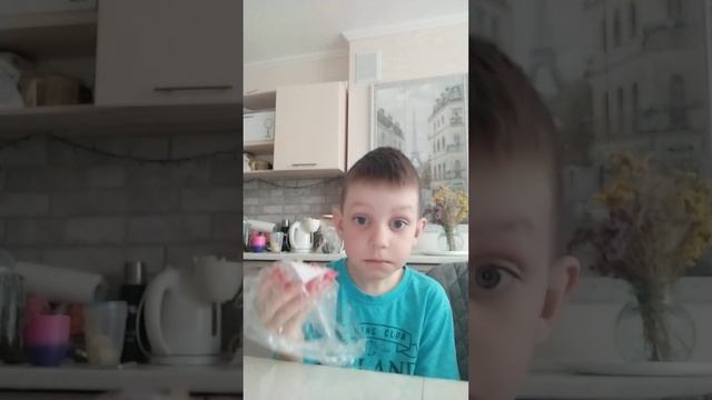 я купил новый пончик с красной глазурью
