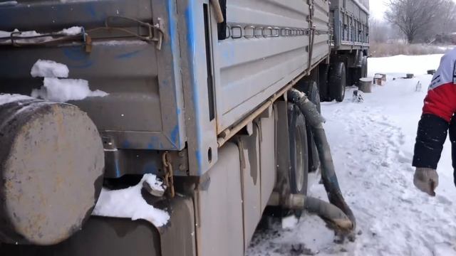 КАМАЗ ЗЕРНОВОЗ.Радуемся зиме и отогреваем камаз! Едем к дяде Боре! смотреть онлайн