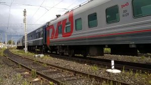 Электровоз (Кирпич) ЭП1-184 с пассажирским поездом на станции Голиковка
