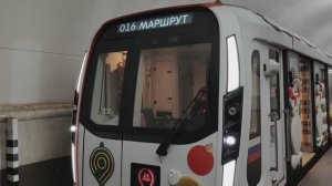 Новогоднии поезда (2025) в Московском метро на кольцевой линии