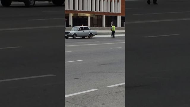 В Актау полиция помогает бабушке поймать такси смотреть онлайн